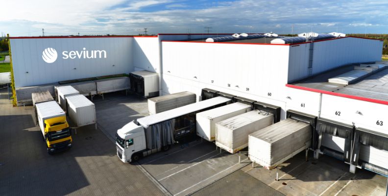 SEVIUM – nowoczesne centrum logistyczne do obsługi transportu międzynarodowego Centrum logistyczne SEVIUM z dokami załadunkowymi – koordynacja transportu ciężarowego na terenie całej Europy